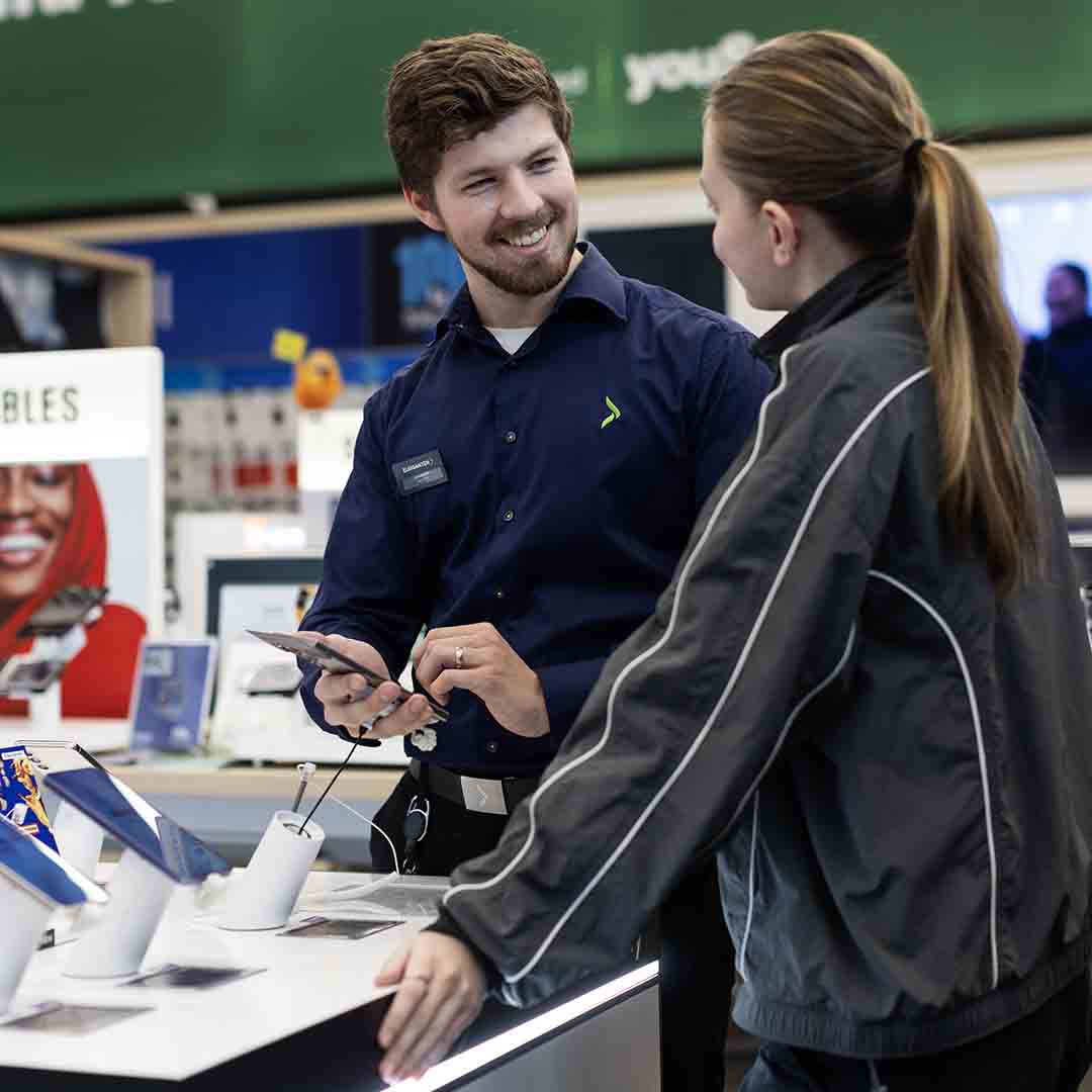 Employee from Elgiganten in Frederiksberg talking with a customer.